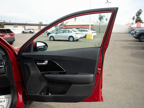 Used 2022 Kia Niro EX image 27