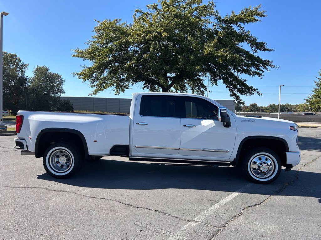 Used 2025 Chevrolet Silverado 3500 High Country w/ Technology Package AWD/4WD image 8