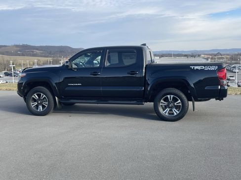 Used 2017 Toyota Tacoma TRD Sport w/ Tow Package (A/T) image 7