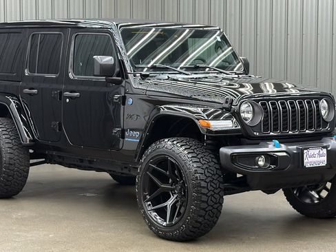Used 2024 Jeep Wrangler Unlimited w/ Convenience Group AWD/4WD image 7