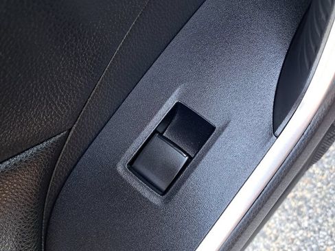 Used 2019 Toyota RAV4 LE AWD/4WD image 16