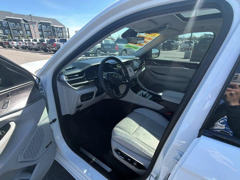 Used 2023 Jeep Grand Cherokee L Overland w/ Advanced Protech Group III AWD/4WD image 15