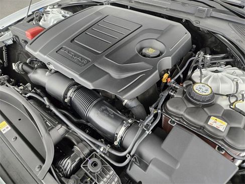 Certified 2024 Jaguar XF R-Dynamic SE image 19