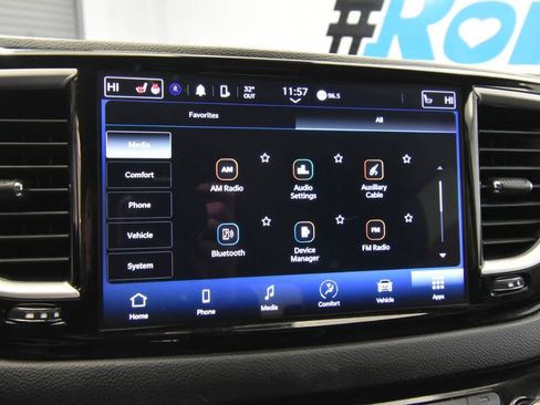Used 2024 Chrysler Pacifica Touring-L FWD image 20