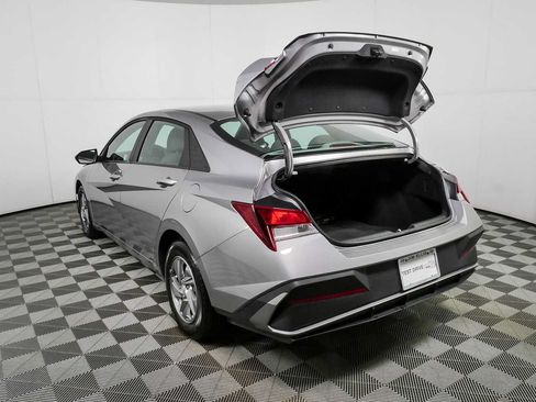Used 2025 Hyundai Elantra SE FWD image 29