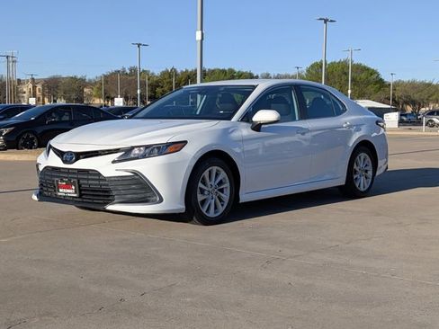 Used 2024 Toyota Camry LE FWD image 9