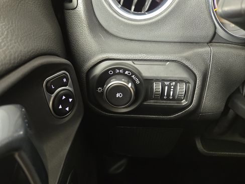 Used 2020 Jeep Wrangler Unlimited Sahara AWD/4WD image 30