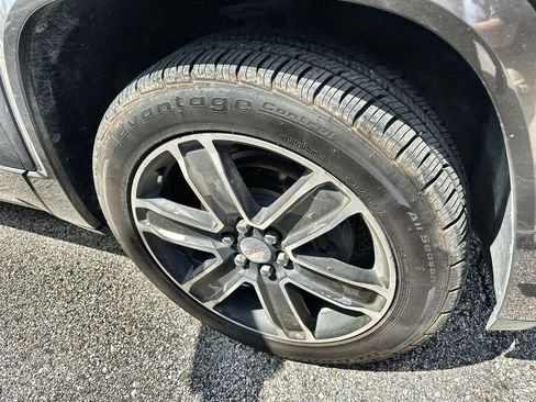 Used 2019 GMC Acadia Denali w/ Technology Package AWD/4WD image 3