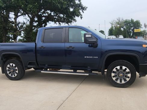 Used 2022 Chevrolet Silverado 2500 Custom w/ Custom Value Package AWD/4WD image 4