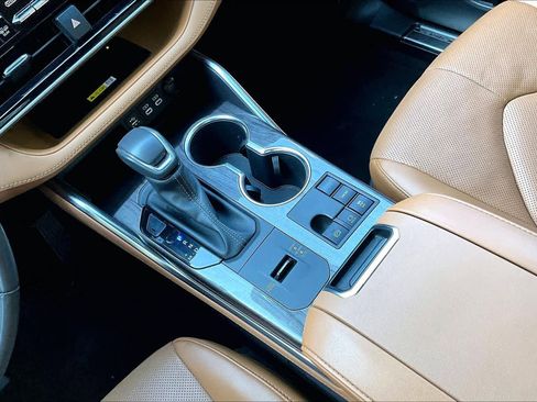 Used 2023 Toyota Highlander Platinum image 17