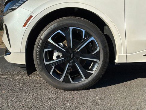 Used 2025 Lincoln Nautilus Reserve image 17