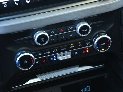 Used 2025 Ford F250 Platinum image 25