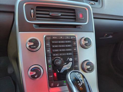 Used 2018 Volvo V60 T5 Cross Country w/ Convenience Package image 9