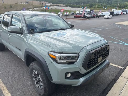 Used 2023 Toyota Tacoma TRD Off-Road w/ Technology Package AWD/4WD image 2