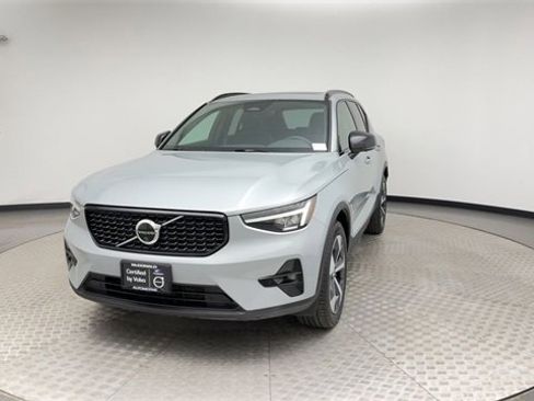 Certified 2025 Volvo XC40 B5 Plus image 7