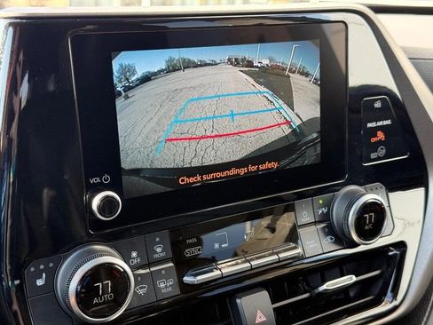 Used 2023 Toyota Highlander XLE AWD/4WD image 25