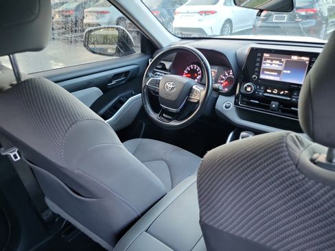 Used 2020 Toyota Highlander LE AWD/4WD image 14