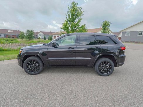 Used 2020 Jeep Grand Cherokee Altitude AWD/4WD image 13