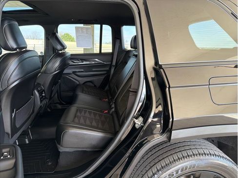 Used 2023 Jeep Grand Cherokee Altitude image 11