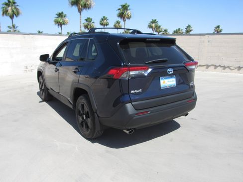 Used 2021 Toyota RAV4 XLE w/ XLE Grade Weather Package AWD/4WD image 6
