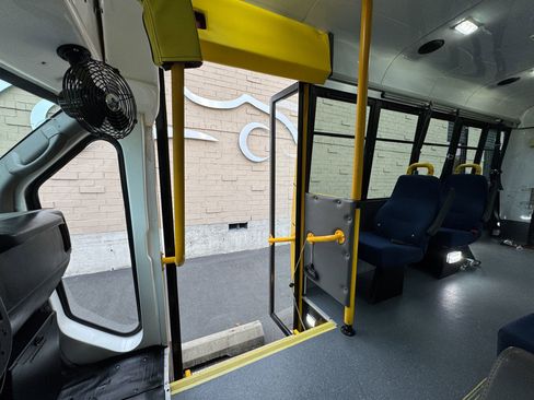 Used 2014 Chevrolet Express 3500 image 28