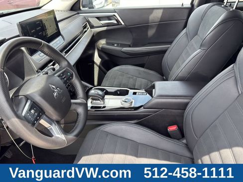 Used 2025 Mitsubishi Outlander SE FWD image 12