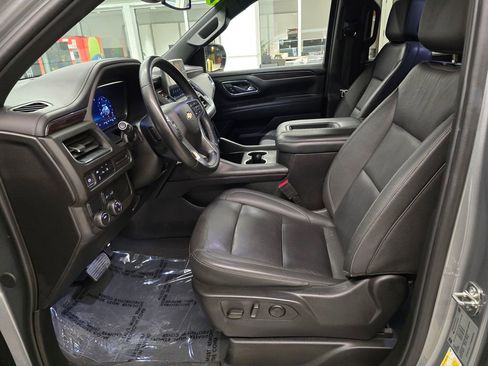 Used 2024 Chevrolet Suburban LT RWD image 17
