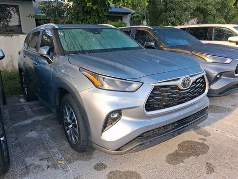 Used 2024 Toyota Highlander XLE FWD image 1