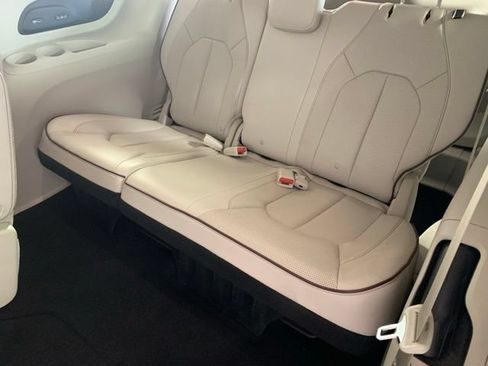 Used 2019 Chrysler Pacifica Limited w/ Advanced Safetytec Group FWD image 9