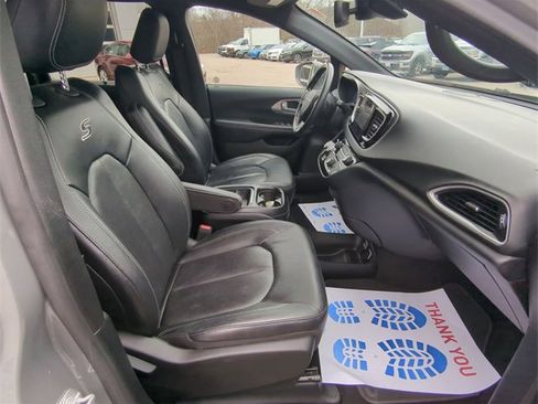 Used 2020 Chrysler Pacifica Touring-L w/ Advanced Safetytec Group image 28