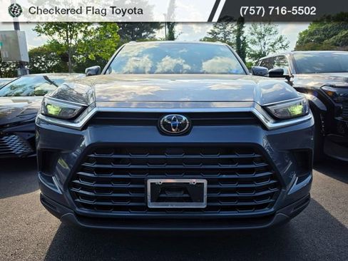 Used 2024 Toyota Grand Highlander AWD image 2