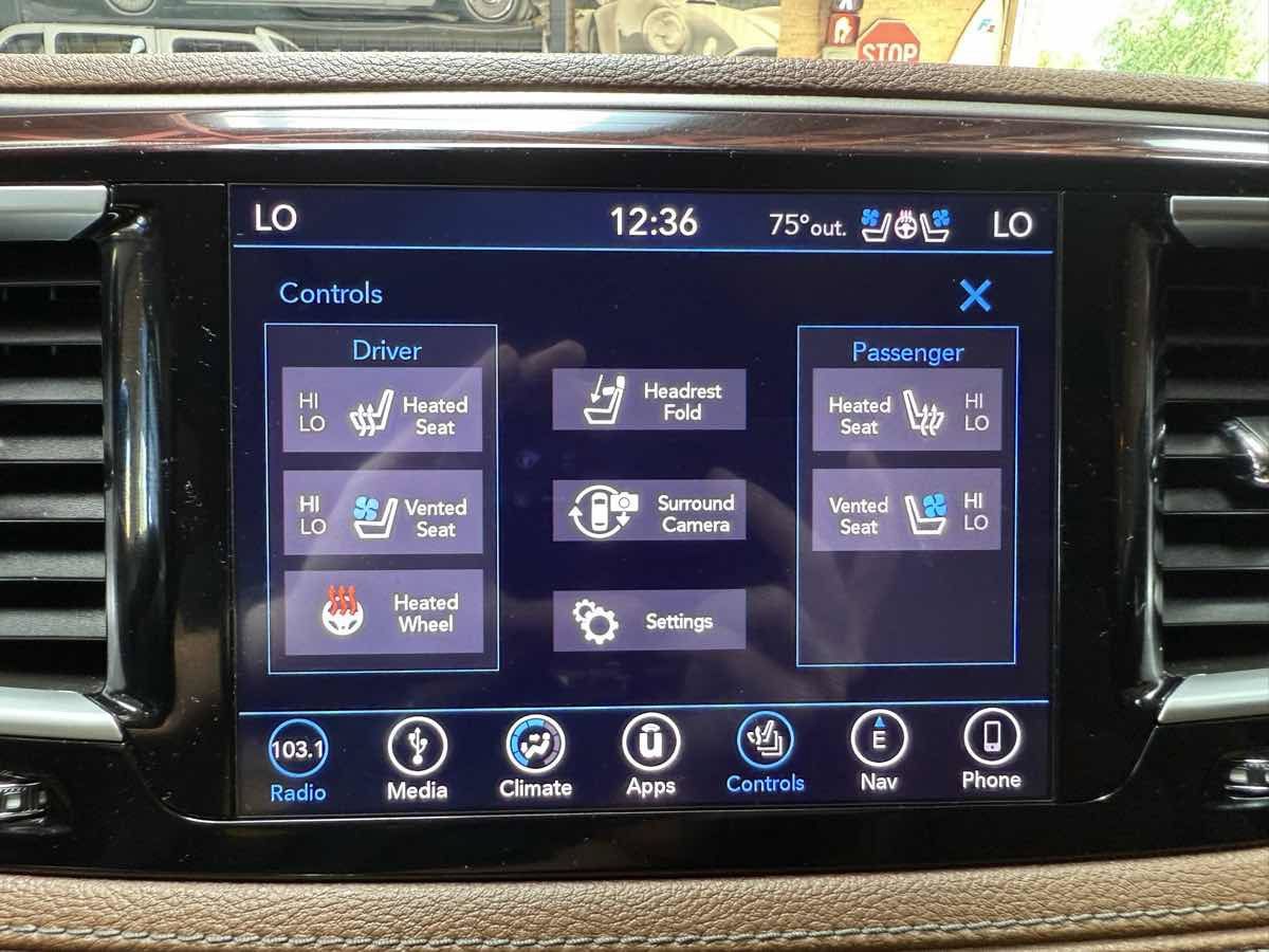 Used 2018 Chrysler Pacifica Limited w/ Tire & Wheel Group FWD image 21