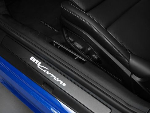 Used 2025 Porsche 911 Carrera w/ Premium Package image 29