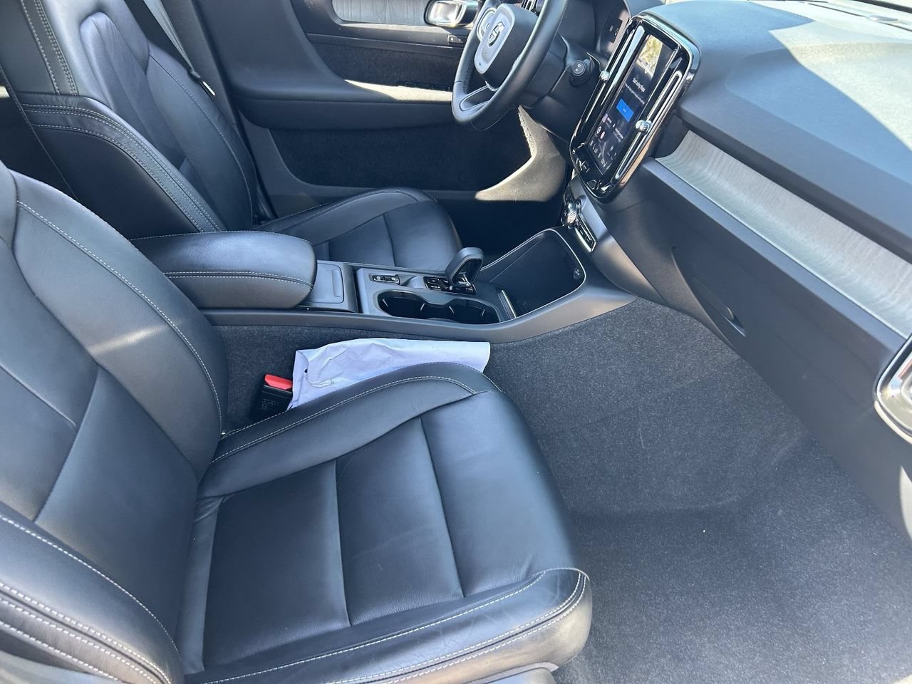 Used 2023 Volvo XC40 B4 Core FWD image 12