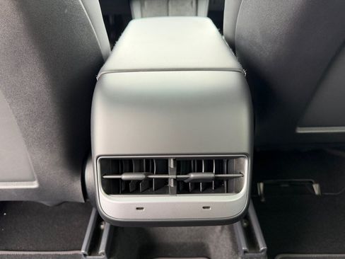 Used 2024 Tesla Model Y Long Range AWD/4WD image 38