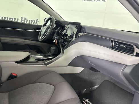 Used 2021 Toyota Camry LE image 29