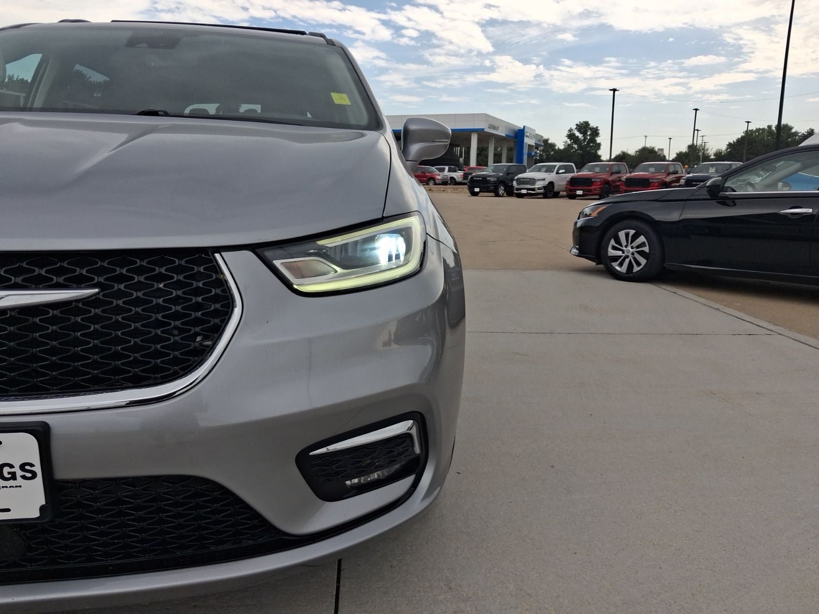 Used 2021 Chrysler Pacifica Touring w/ Cold Weather Group AWD/4WD image 9