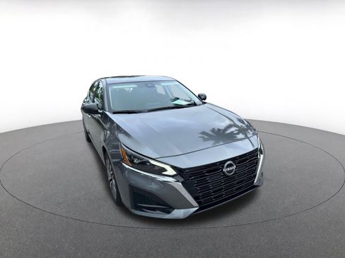 Used 2025 Nissan Altima 2.5 SV image 2