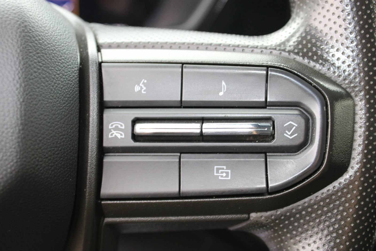Used 2024 Chevrolet Colorado Trail Boss w/ Technology Package AWD/4WD image 25