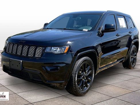 Used 2018 Jeep Grand Cherokee Altitude RWD image 11