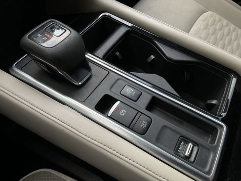 Used 2022 Nissan Pathfinder SV image 34