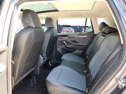 New 2026 Volkswagen Tiguan SE FWD image 12