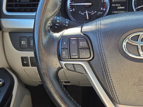 Used 2017 Toyota Highlander XLE FWD image 21