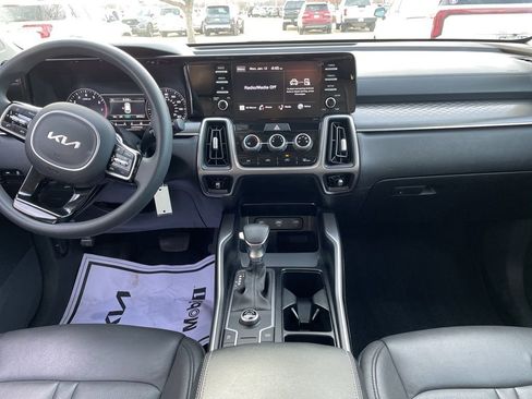 Used 2023 Kia Sorento LX image 12