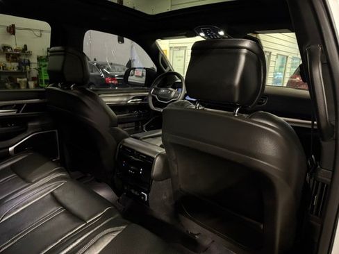Used 2023 Jeep Wagoneer Series II AWD/4WD image 17
