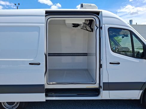 Used 2023 Mercedes-Benz Sprinter 2500 image 10