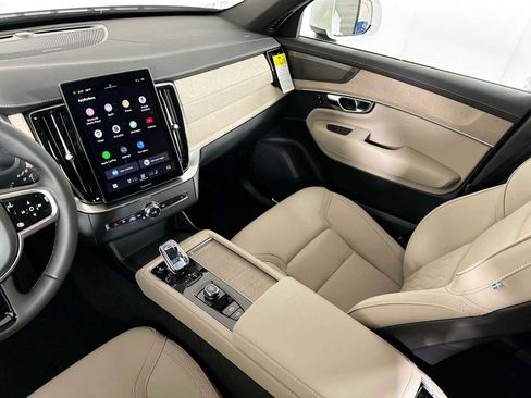 New 2025 Volvo XC90 B5 Plus w/ Protection Package Premier image 22