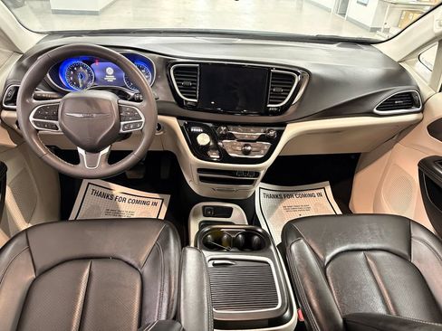 Used 2024 Chrysler Pacifica Touring-L FWD image 20