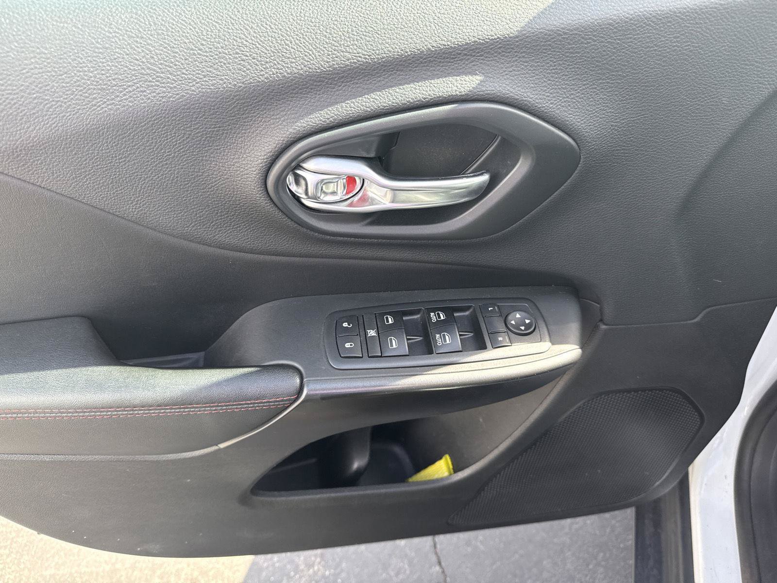 Used 2019 Jeep Cherokee Trailhawk AWD/4WD image 10