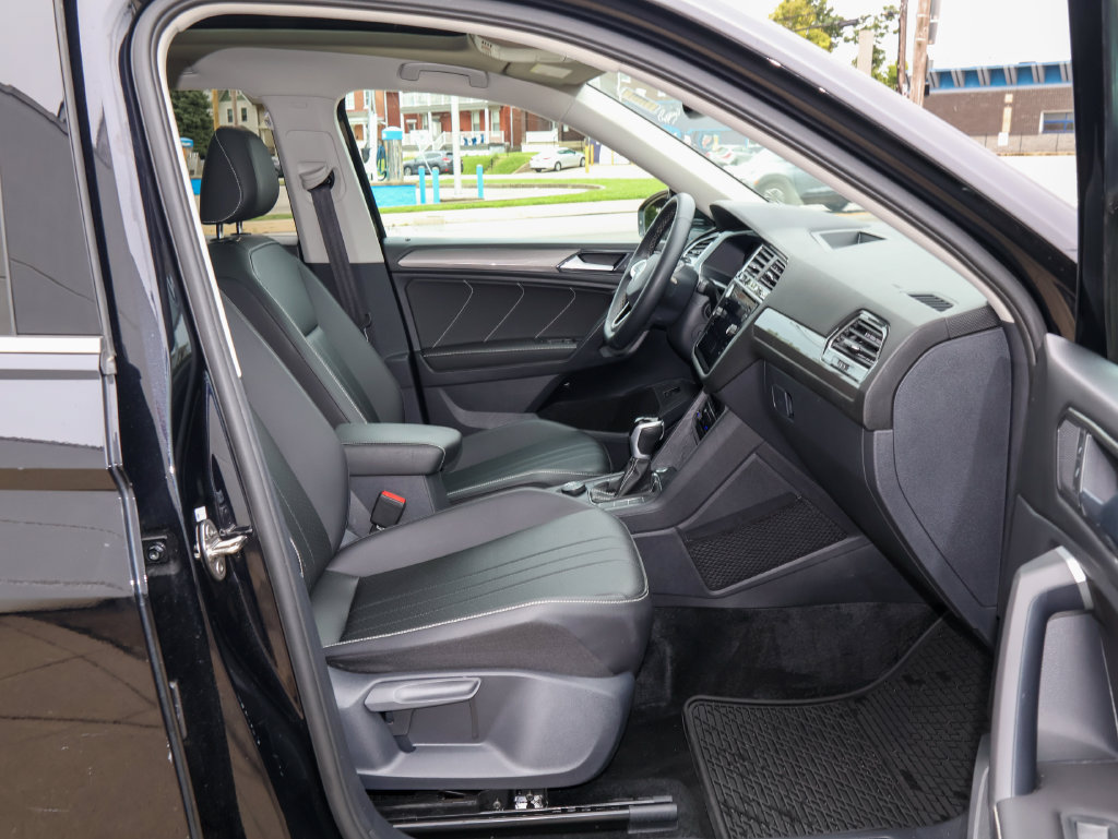Used 2024 Volkswagen Tiguan SE w/ Panoramic Sunroof Package AWD/4WD image 28